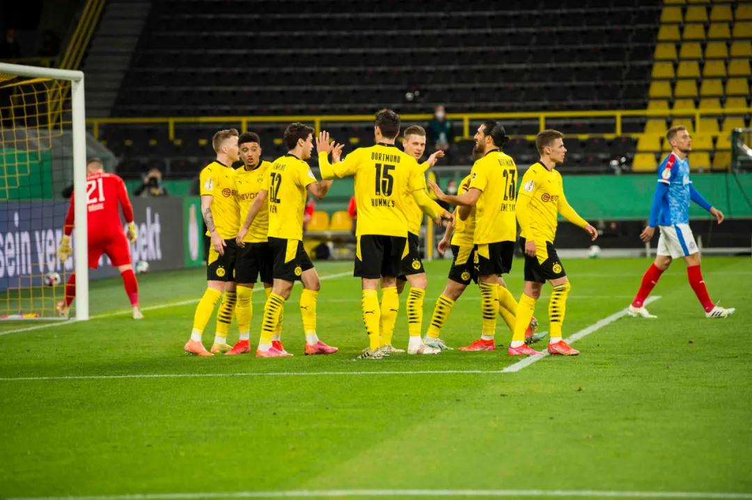 الأهلي يتفوق على ريال مدريد بنتيجة 1-0 في مباراة تاريخية